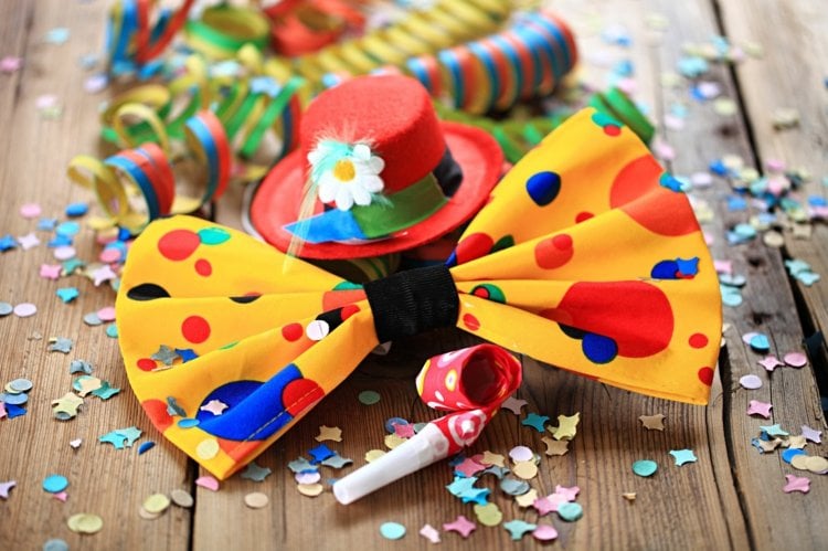 deko für party kostuem-idee-fliege-hut-clown-konfetti