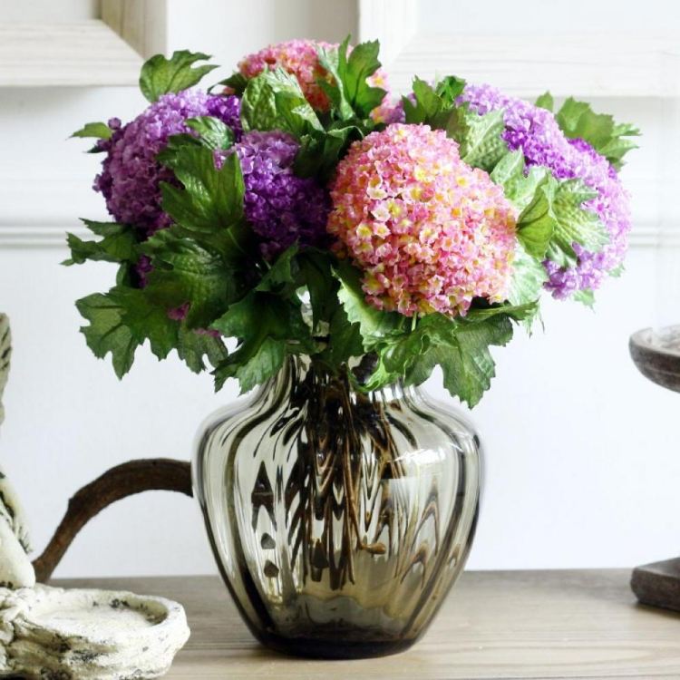 dekoration-blumen-fruhling-vase-glas-hortensien-tischdeko
