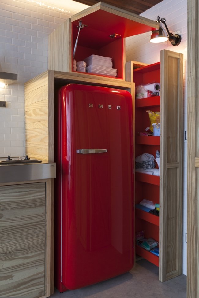 einrichtung kleine wohnung küche roter kühlschrank stauraum