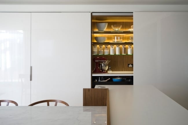 Elektrogeräte in der Küchenzeile modern hochglanz weiß beleuchtung regale