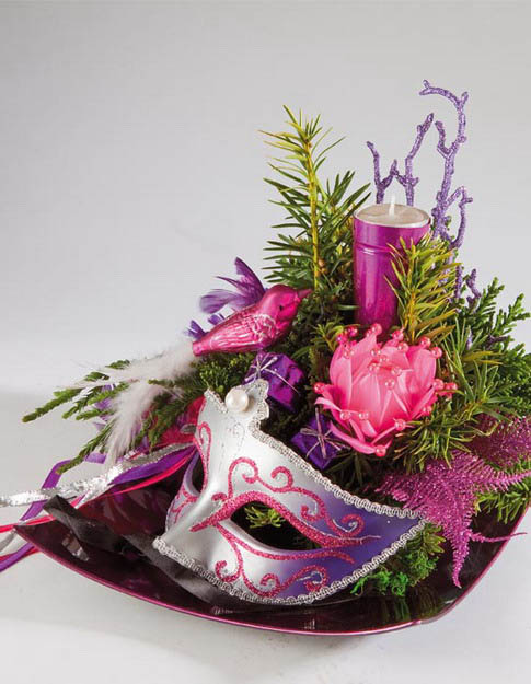Faschingsdeko für Zuhause tisch maske tannenzweige violett akzente