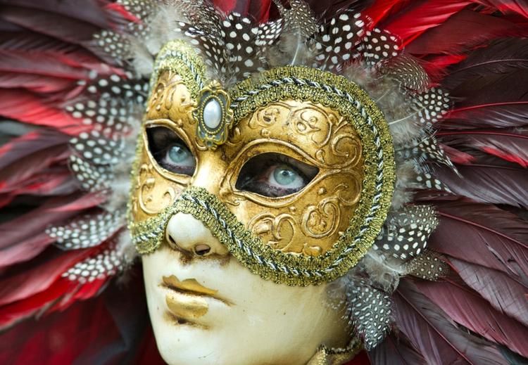  faschingskostueme-fuer-frauen-gold-ornamente-federn-maske-venedig-idee
