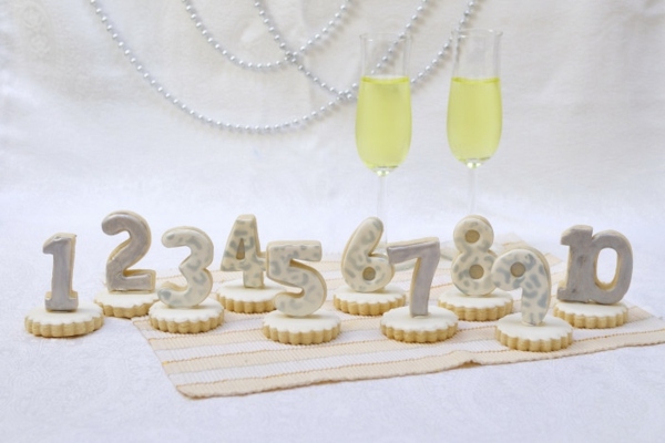 Tischdeko Silvester Kuchen Zahlen Tisch Perlenkette