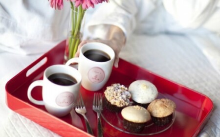 frühstuck-bett-valentinstag-rezepte-idee-cupcakes-rotes-tablett-kaffee