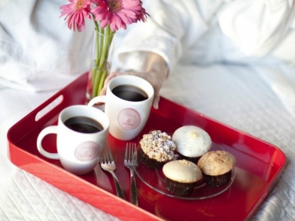 Frühstück im Bett zum Valentinstag rezepte cupcakes rotes tablett kaffee