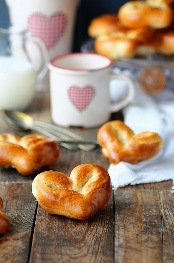 überraschung gebackene Herzchen Leckereien Valentinstag-Frühstück zubereiten