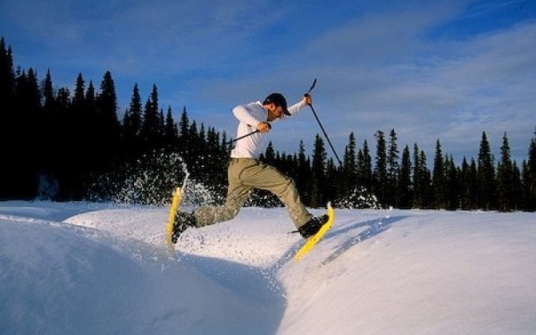 springen mit schneeschuhen landschaft schneeweiß laune kardiotrainig fettverbrennen