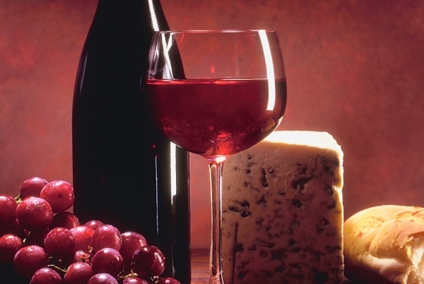 geschenke zum valentinstag rotwein glas tisch käse trauben frisches obst überraschung