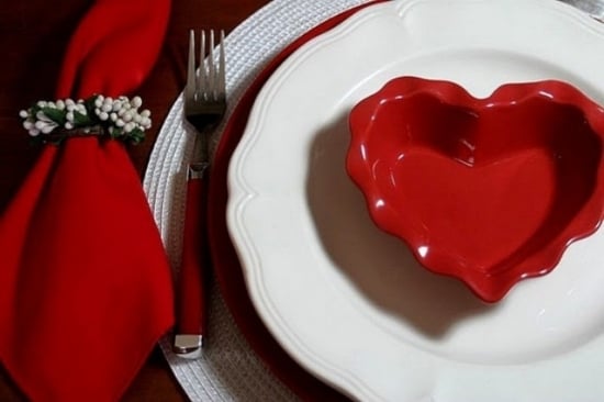 geschirr ideen herzförmig-Liebe Ausdrücken-rot weiß valentinstag