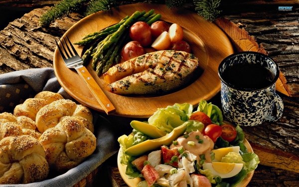 gesund zunehmen fisch salat brot gabel tasse richtige ernährung eier