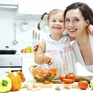 gesunde Ernährung Zitrusfrüchte Mutter Tochter gemeinsam kochen