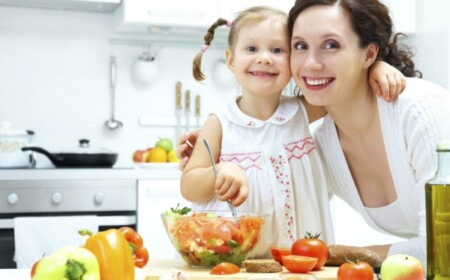 gesunde Ernährung Zitrusfrüchte Mutter Tochter gemeinsam kochen