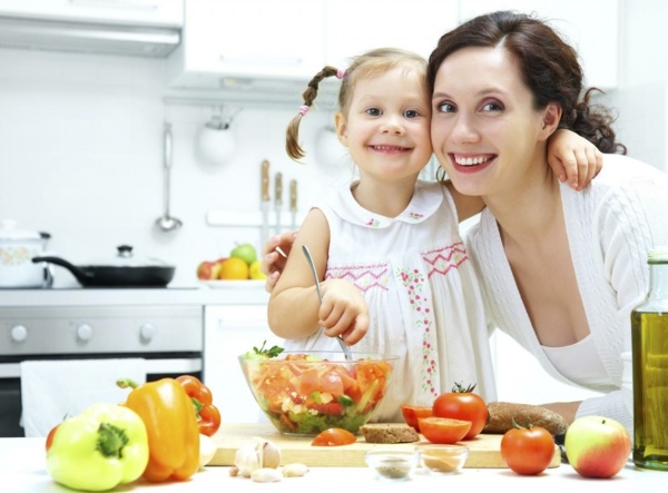 Zitrusfrüchte Mutter Tochter gemeinsam kochen