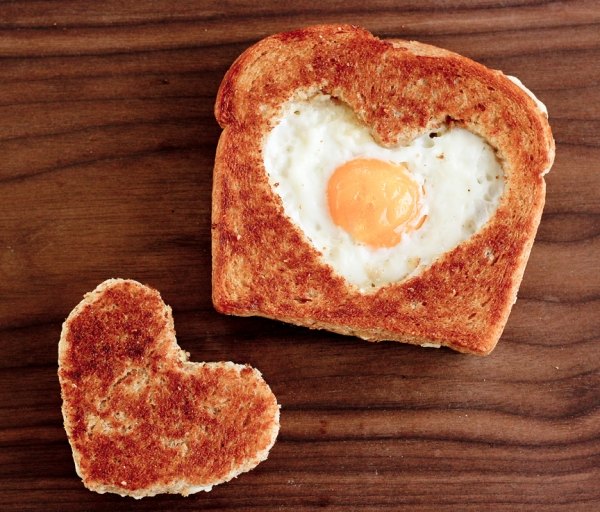getoastetes Brot-Scheibe Ei-Herzförmig Leckereien zubereiten Valentinstag Ideen