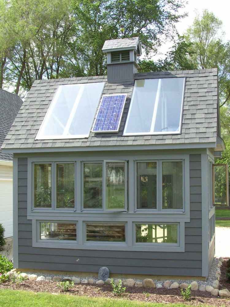 gewaechshaus-bauen-aufwaendig-huette-look-dachfenster-solar