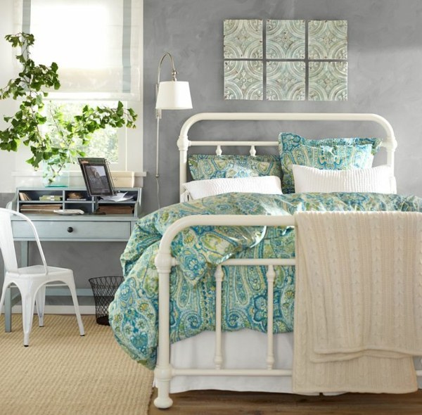 grüne Bettdecke Kontrastfarben Schlafzimmer Landhausstil