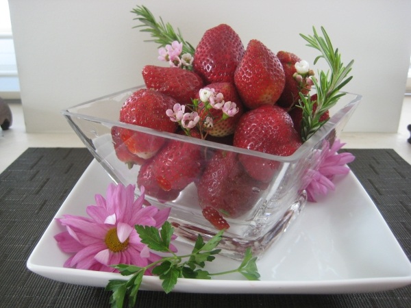 geschirr tisch blumen erdbeeren passen zueinander lila rot