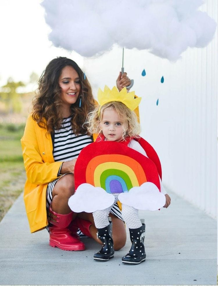 ideen-mutter-baby-faschingskostume-regenbogen-regenstiefel-wolke