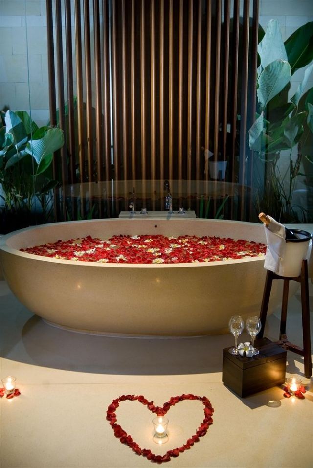 ideen valentinstag romantische atmosphäre badewanne rosenblüten sekt