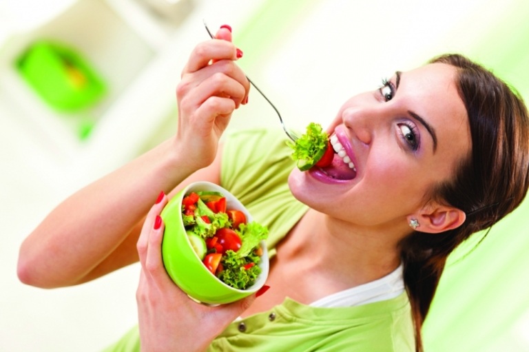 im gesicht abnehmen salat gesunde ernaehrung langsam essen