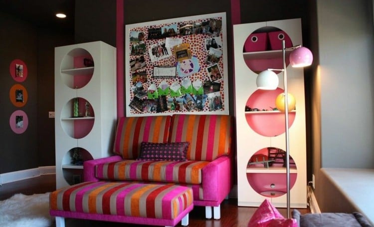 jugendzimmer-einrichten-pink-orange-streifen-sofa-regale-modern