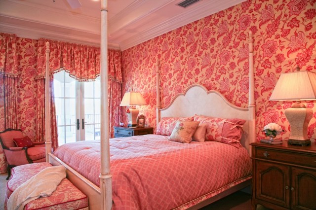Schlafzimmer rosa Blumenmuster Himmelsbett süßes Mädchenzimmer einrichten