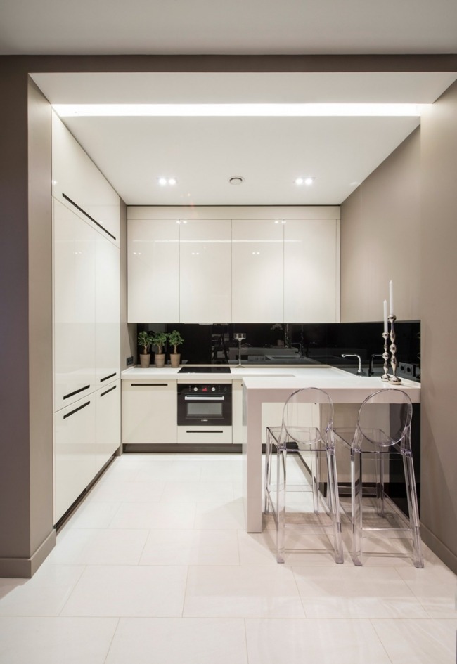 kleine küche weiß hochglanz essbereich akryl stühle grifflose fronten