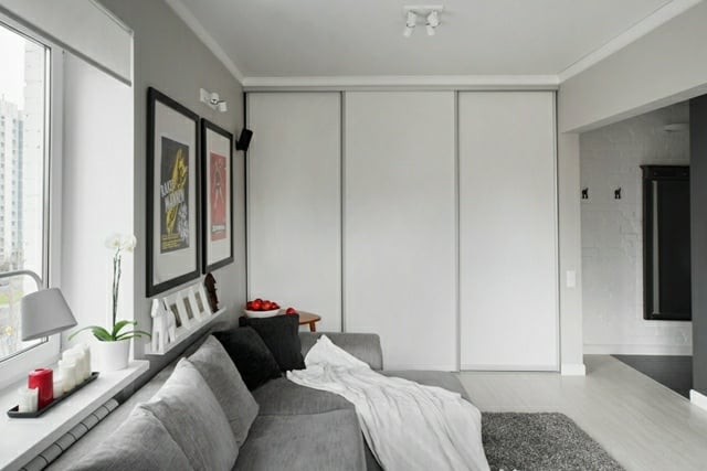 Wohnzimmer skandinavische Möbel einrichten weiße Scheibetür