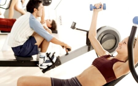 krafttraining-fitnesstudio-hanteln-muskelmasse-bauen