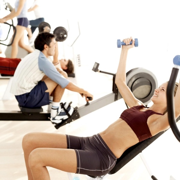  fitnesstudio hanteln muskelmasse Kraft- und Ausdauertraining abnehmen