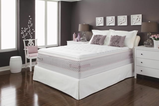 lila Schlafzimmer einrichten Bett Matratze Design Idee Holz Boden Belag