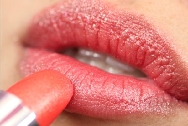 make up lippenstift auflegen weiße zähne zart rosa sennlich unwiderstehlich