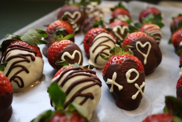 mit Schokolade überzogene Erdbeeren süßigkeiten unwiderstehlich frauen schwäche