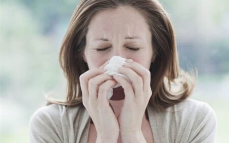 mittel-gegen-grippe-nase-laufend-symptome-erkaeltung