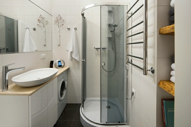 minimalistisches Design kleine Duschkabine Spiegelschrank