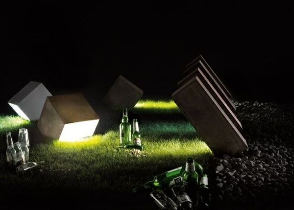 Beleuchtung Akzent Bierflaschen Rasen Steine