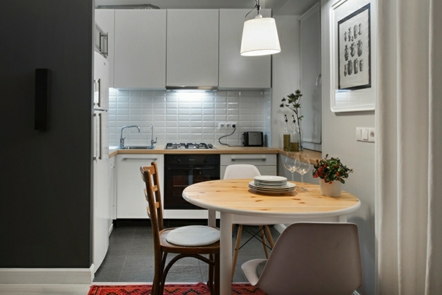 kleine Küche Stühle weiß Farbe Wandgestaltung Ideen