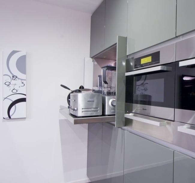 moderne küchenzeile elektrogeräte verstecken ausziehen hochglanz grau