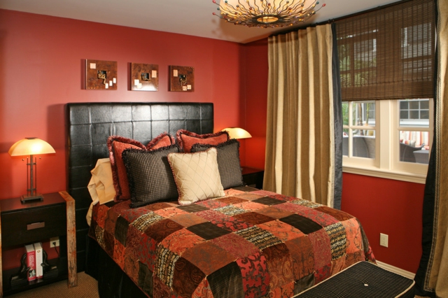 modernes-Schlafzimmer einrichten Bett Kopfteil Leder schwarz Ziegelrote Wand