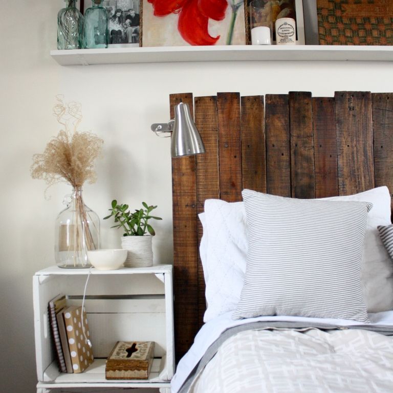 möbel aus holzpaletten kopfbrett bett schlafzimmer idee beistelltisch rustikal