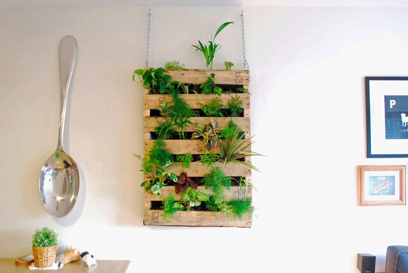 möbel aus holzpaletten wand vertikal garten deko idee pflanzen