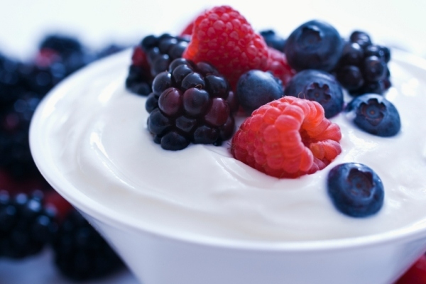 obst und yogurt fettarm himbeere köstlich richtig ernährung