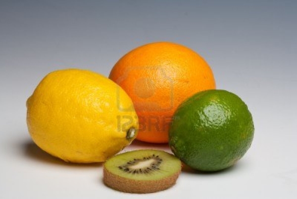 obst zitrone orange limette kiwi vitaminC neutral hintergrund