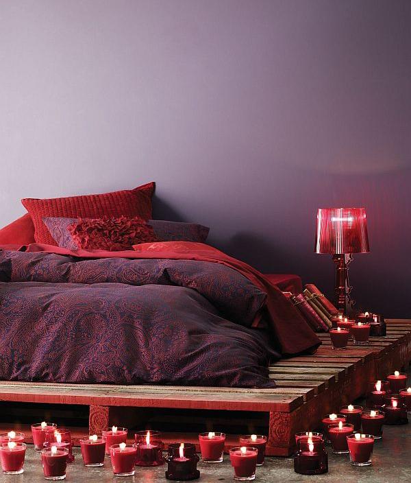 palettenbett selber bauen rot dunkellila bettwäsche kerzen romantisch