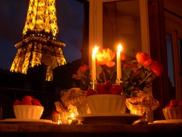 paris feiern rosen kerzen erdbeeren abendessen romantik einladende atmosphäre