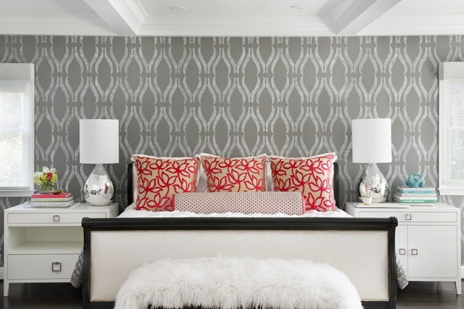 schlafzimmer tapete grau mit muster in weiß rote deko kissen