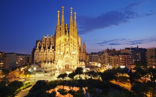 verreisen valentinstag europa barcelona sagrada familia nachtbeleuchtung