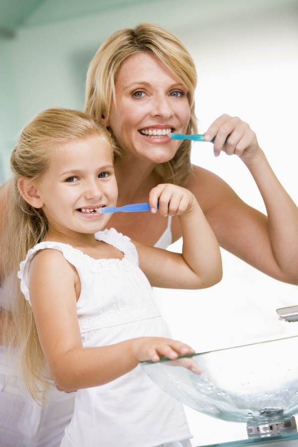 Mutter und Tochter richtig Zähne-putzen mit Fegetechnik Tipps 