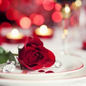 romantische-geschenke-valentinstag-abendessen-kochen-rose-diamanten