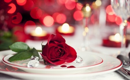romantische-geschenke-valentinstag-abendessen-kochen-rose-diamanten